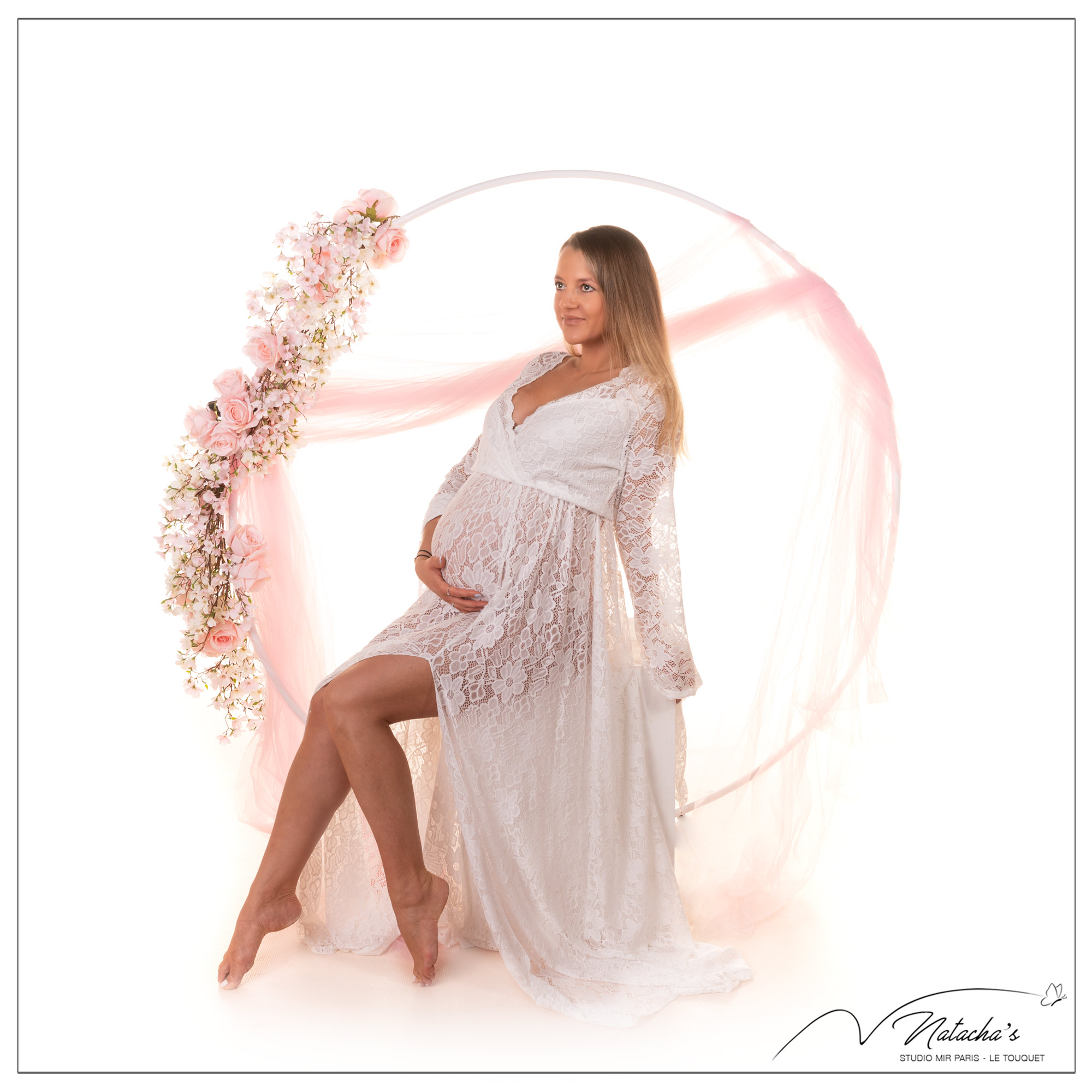 Photographe grossesse : séance photo future maman avec voilage dans le 94