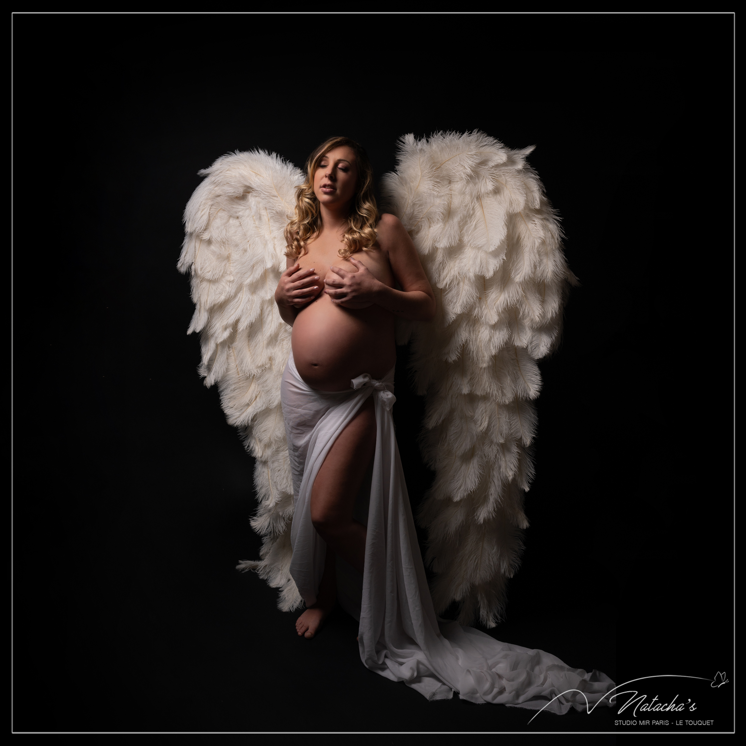Shooting grossesse avec des ailes d'ange - Studio dans le Val de Marne
