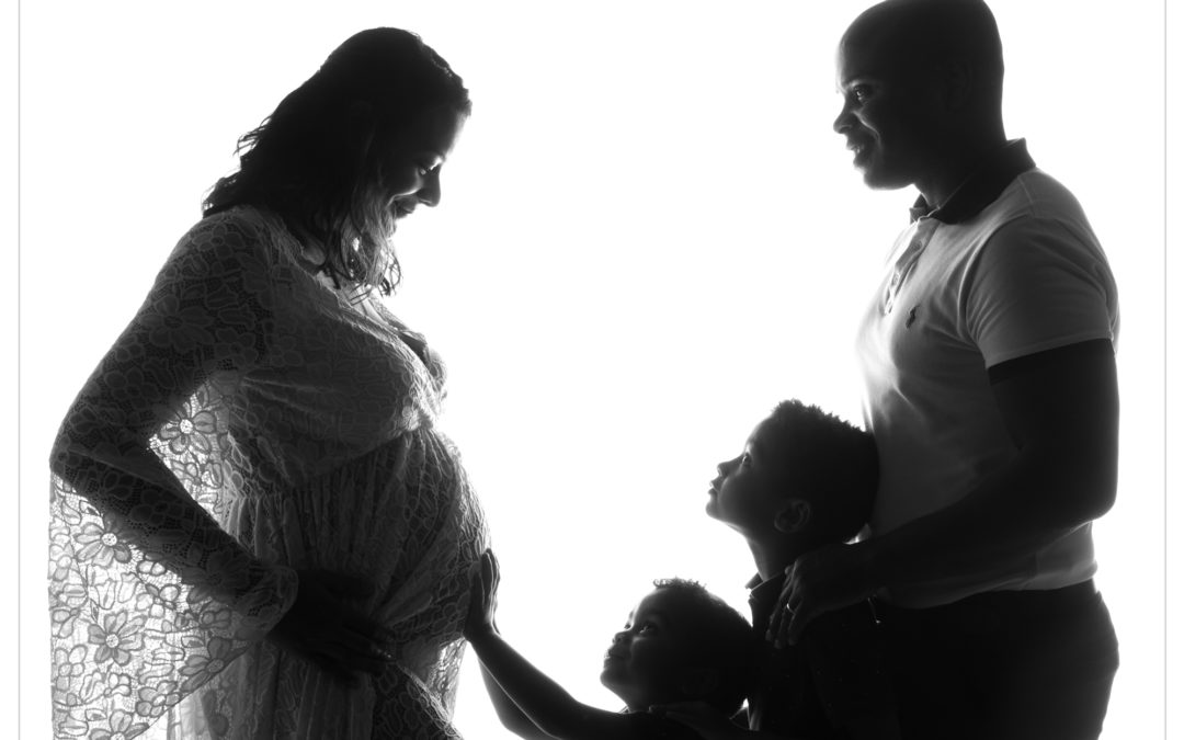 Shooting grossesse en noir et blanc en famille dans le Val de Marne