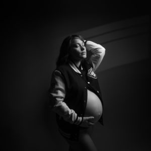 Photographe grossesse en studio dans le 94