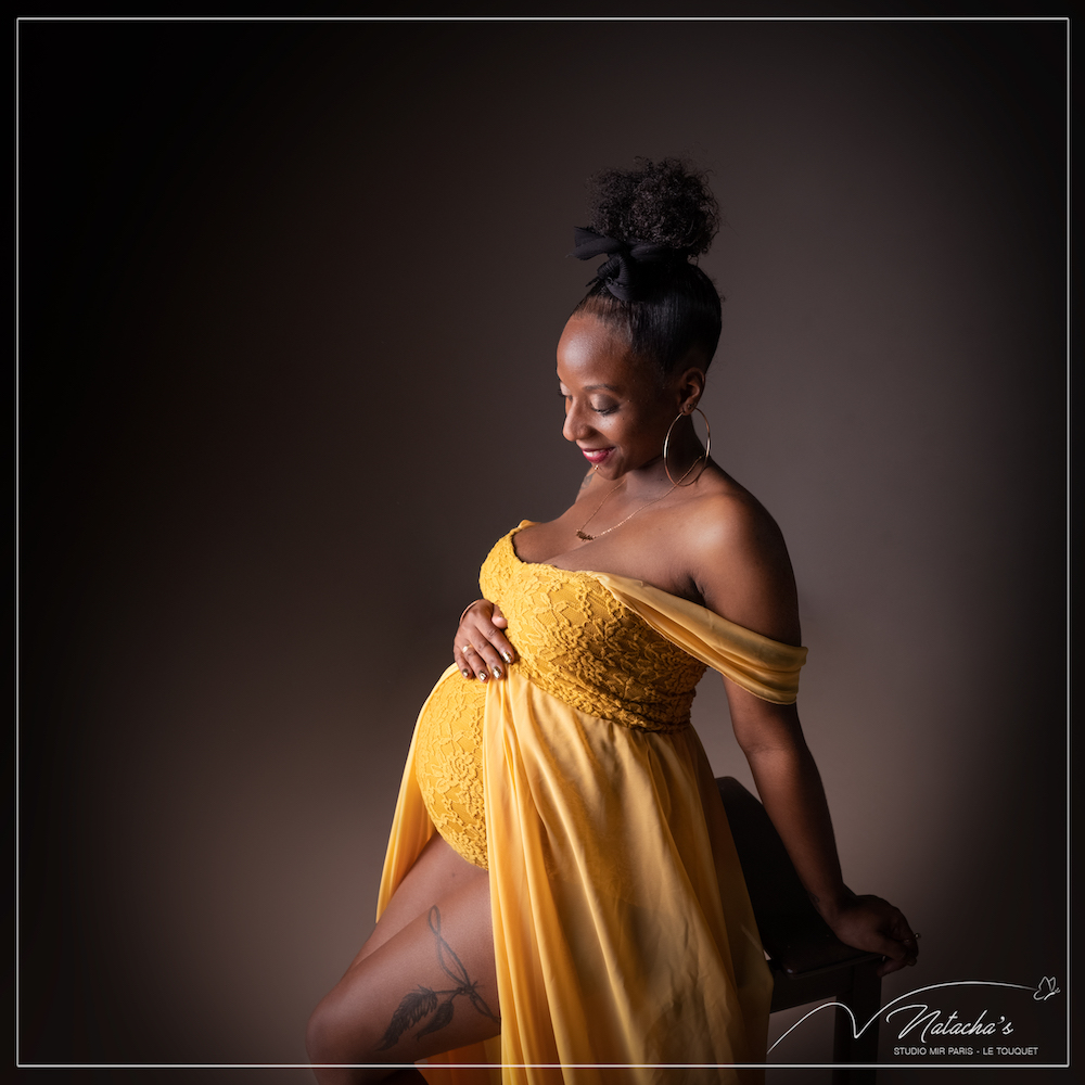 Shooting grossesse avec robes et accessoires en Ile-de-France - Studio  photo Mir Baby - Photo de grossesse et nouveau-né