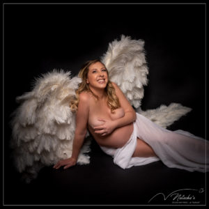 Shooting photo grossesse avec ailes d'ange dans le Val de Marne