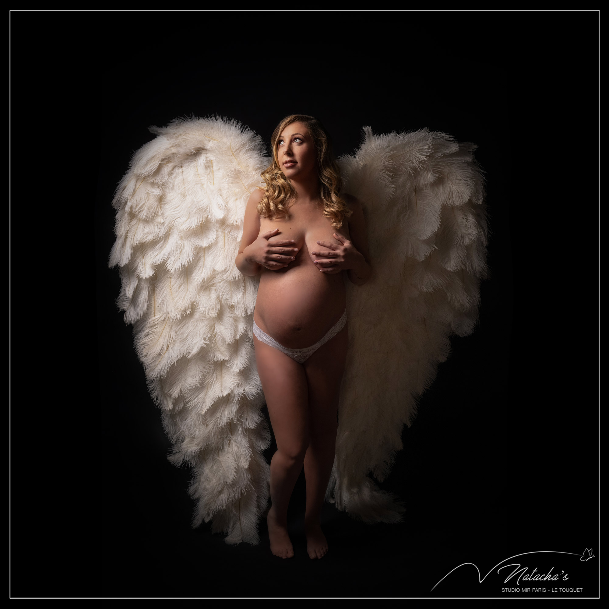 Shooting photo grossesse avec ailes d'ange dans le Val de Marne