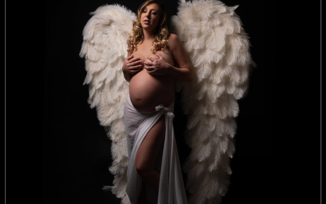 Shooting photo grossesse avec ailes d’ange dans le Val de Marne