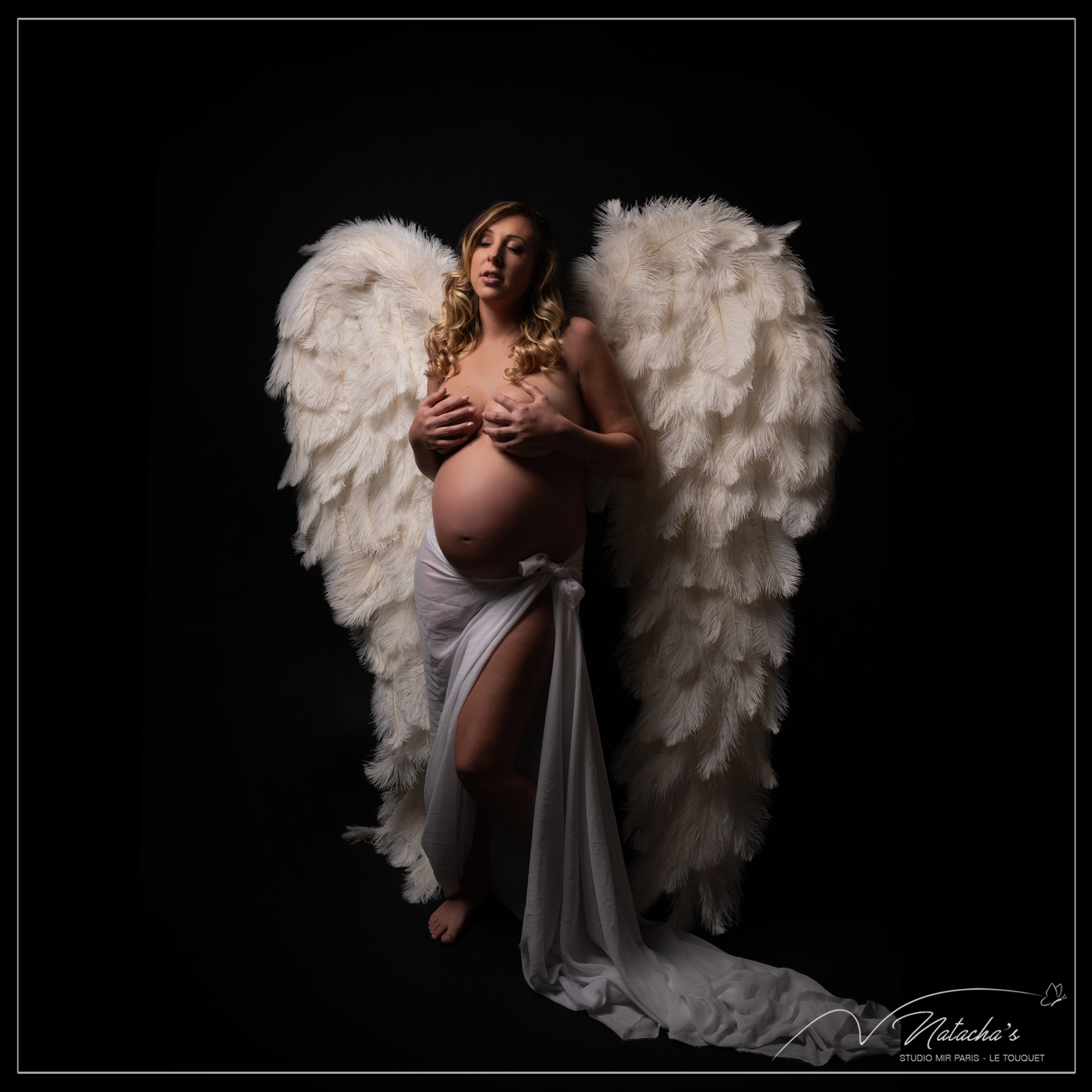 Shooting photo grossesse avec ailes d'ange dans le Val de Marne