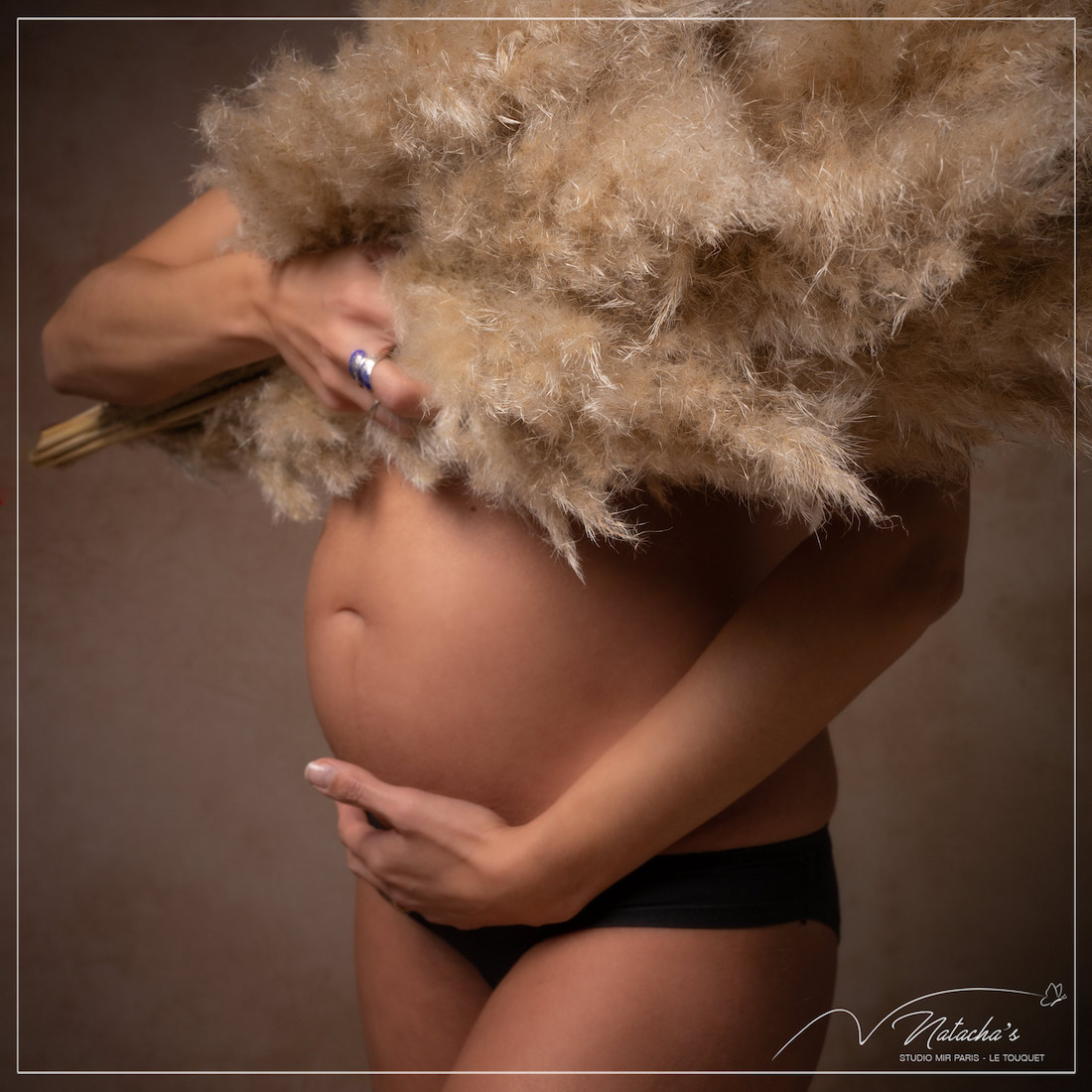 Shooting grossesse avec pampas dans le Val de Marne