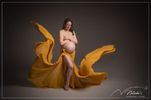Shooting photo grossesse avec voilage dans le Val-De-Marne