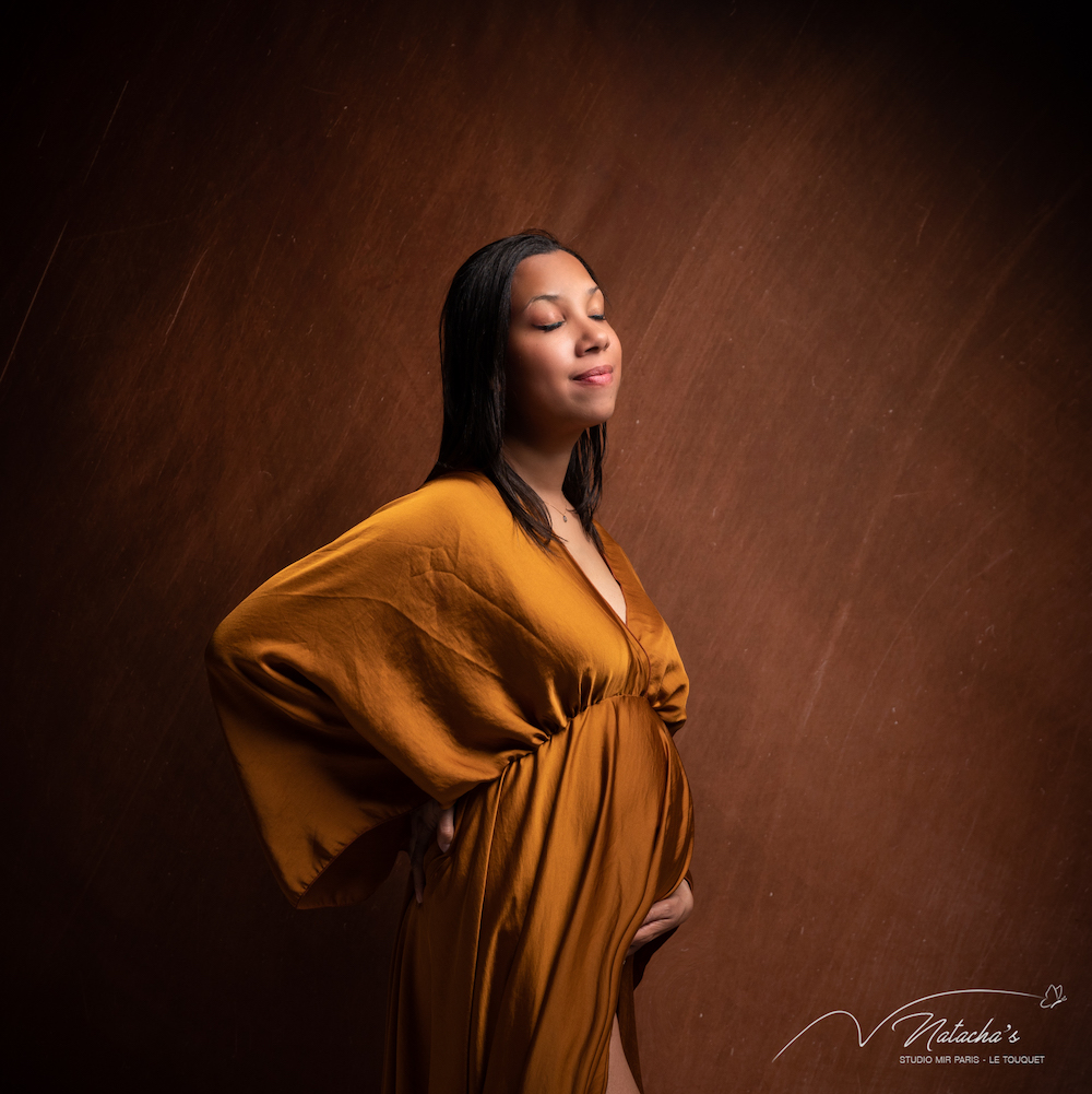 Shooting grossesse avec robes et accessoires en Ile-de-France - Studio  photo Mir Baby - Photo de grossesse et nouveau-né