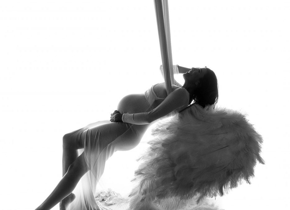 Shooting Grossesse en noir et blanc avec ailes près de Paris