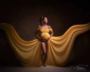 Photographe femme enceinte en studio dans le Val-de-Marne